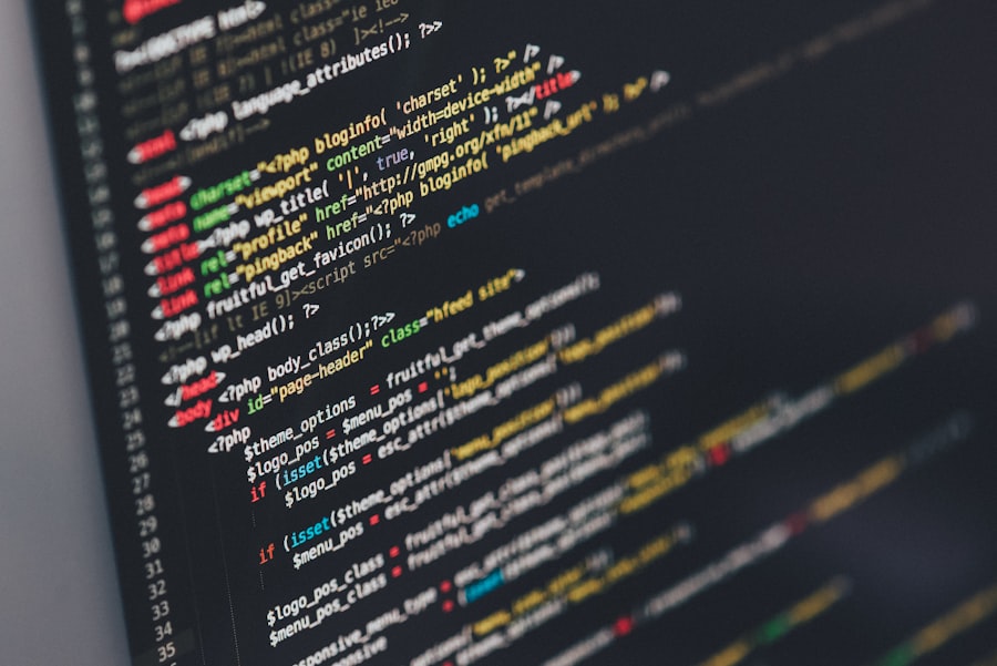 Pantalla con código y barra de dirección web representando un dominio